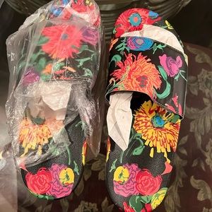 Never worn floral pool slides